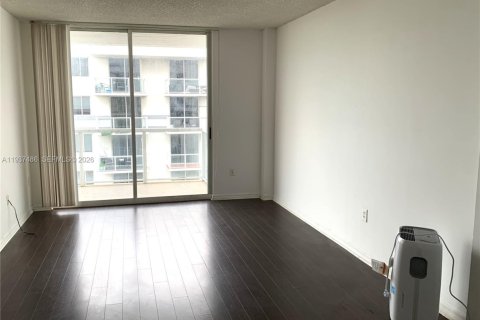 Condo in Miami, Florida, 2 bedrooms  № 1995907 - photo 6