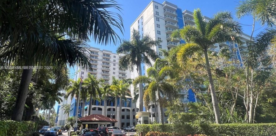 Condo in Miami, Florida, 2 bedrooms  № 1995907