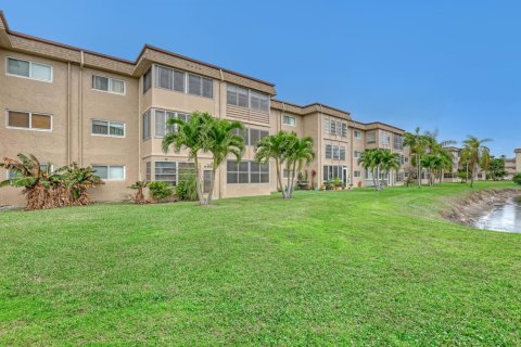 Condo in Palm Springs, Florida, 1 bedroom  № 947932 - photo 1