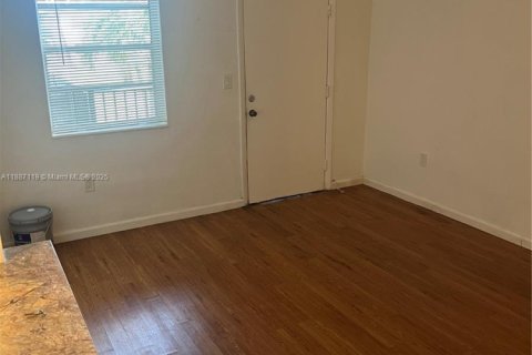 Condominio en alquiler en Miami, Florida, 1 dormitorio, 57.88 m2 № 1941663 - foto 2