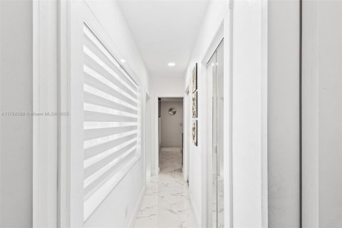 Casa en venta en Miami, Florida, 3 dormitorios, 205.69 m2 № 1707759 - foto 22