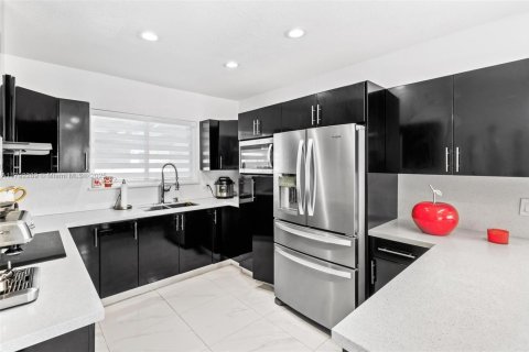 Casa en venta en Miami, Florida, 3 dormitorios, 205.69 m2 № 1707759 - foto 10