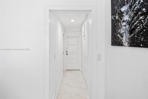 Casa en venta en Miami, Florida, 3 dormitorios, 205.69 m2 № 1707759 - foto 18