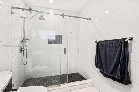 Casa en venta en Miami, Florida, 3 dormitorios, 205.69 m2 № 1707759 - foto 24