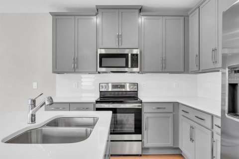 Townhouse in Orlando, Florida 4 bedrooms, 169.36 sq.m. № 2138132 - photo 14