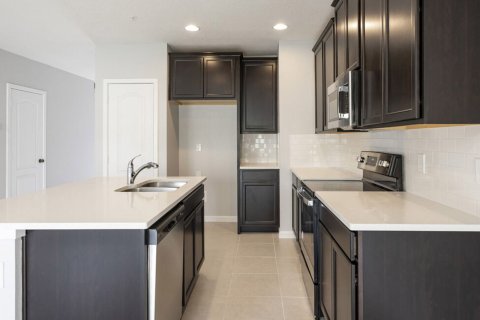 Townhouse in TOWNS AT LAKE MONROE COMMONS in Sanford, Florida 3 bedrooms, 128 sq.m. № 103116 - photo 1