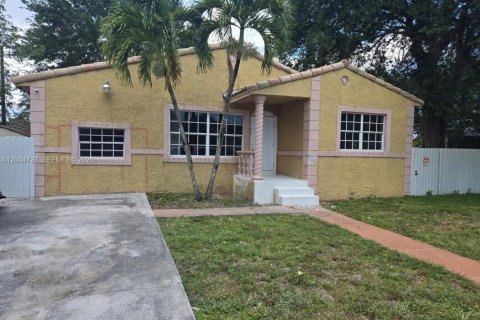 House in Miami Gardens, Florida 4 bedrooms, 143.16 sq.m. № 2076584