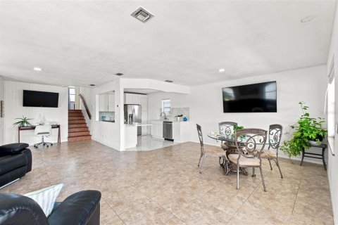 House in Hernando Beach, Florida 3 bedrooms, 144.93 sq.m. № 2198170 - photo 9