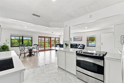 House in Hernando Beach, Florida 3 bedrooms, 144.93 sq.m. № 2198170 - photo 12