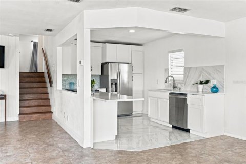 House in Hernando Beach, Florida 3 bedrooms, 144.93 sq.m. № 2198170 - photo 11