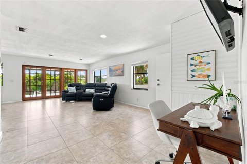 House in Hernando Beach, Florida 3 bedrooms, 144.93 sq.m. № 2198170 - photo 8