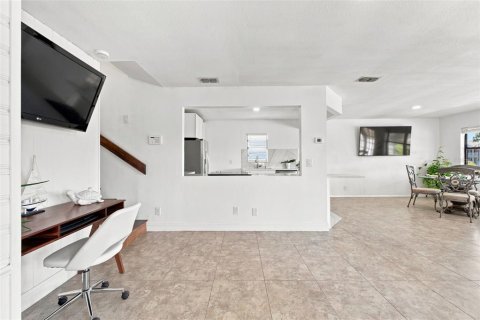 House in Hernando Beach, Florida 3 bedrooms, 144.93 sq.m. № 2198170 - photo 10
