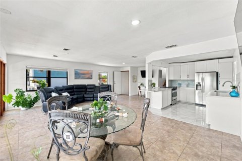 House in Hernando Beach, Florida 3 bedrooms, 144.93 sq.m. № 2198170 - photo 6