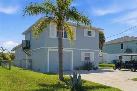 House in Hernando Beach, Florida 3 bedrooms, 144.93 sq.m. № 2198170 - photo 2