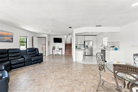 House in Hernando Beach, Florida 3 bedrooms, 144.93 sq.m. № 2198170 - photo 15