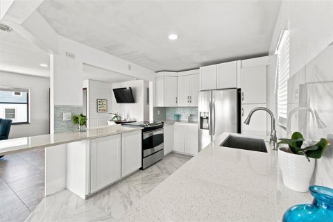 House in Hernando Beach, Florida 3 bedrooms, 144.93 sq.m. № 2198170 - photo 5