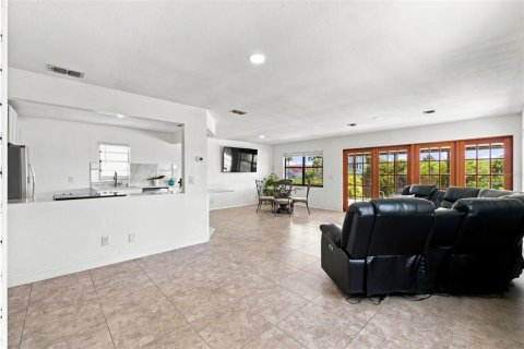House in Hernando Beach, Florida 3 bedrooms, 144.93 sq.m. № 2198170 - photo 7