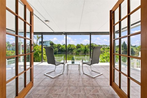 House in Hernando Beach, Florida 3 bedrooms, 144.93 sq.m. № 2198170 - photo 4