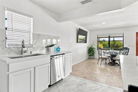 House in Hernando Beach, Florida 3 bedrooms, 144.93 sq.m. № 2198170 - photo 14