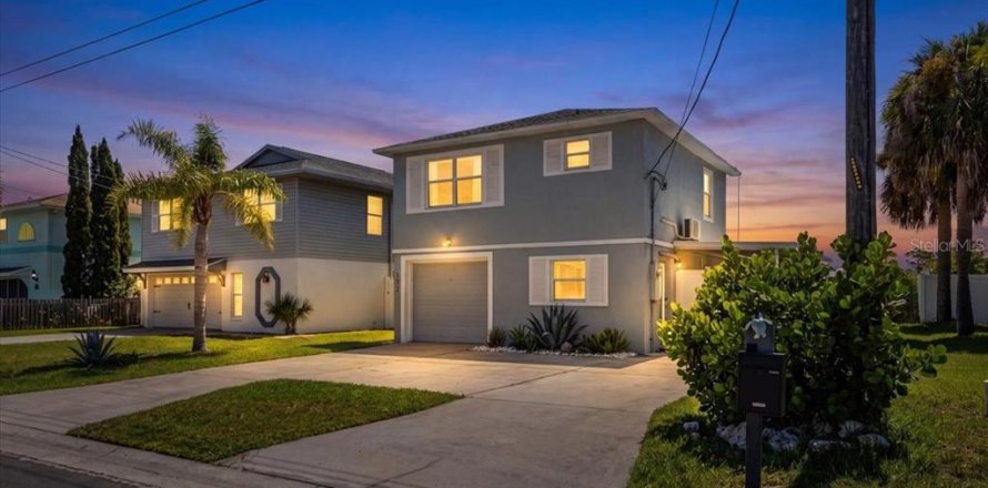 House in Hernando Beach, Florida 3 bedrooms, 144.93 sq.m. № 2198170