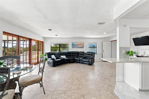 House in Hernando Beach, Florida 3 bedrooms, 144.93 sq.m. № 2198170 - photo 16