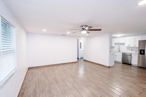 House in Seffner, Florida 3 bedrooms, 129.6 sq.m. № 2100435 - photo 2