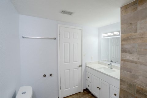 House in Seffner, Florida 3 bedrooms, 129.6 sq.m. № 2100435 - photo 21