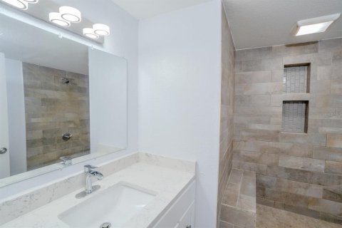House in Seffner, Florida 3 bedrooms, 129.6 sq.m. № 2100435 - photo 20