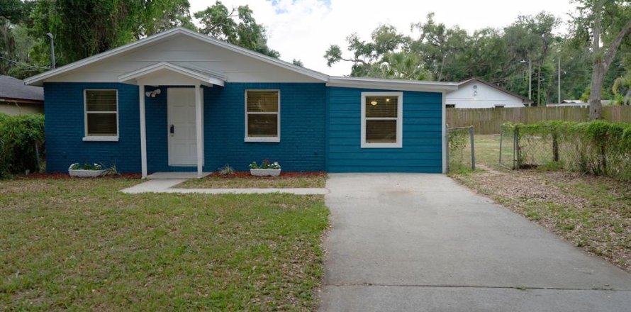 House in Seffner, Florida 3 bedrooms, 129.6 sq.m. № 2100435