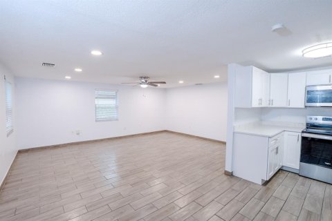 House in Seffner, Florida 3 bedrooms, 129.6 sq.m. № 2100435 - photo 6