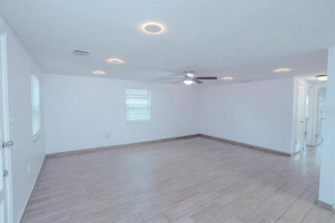 House in Seffner, Florida 3 bedrooms, 129.6 sq.m. № 2100435 - photo 12