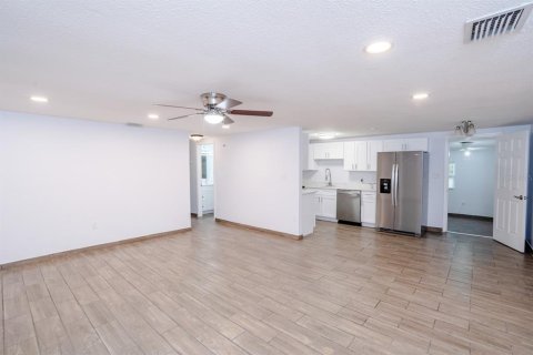 House in Seffner, Florida 3 bedrooms, 129.6 sq.m. № 2100435 - photo 8