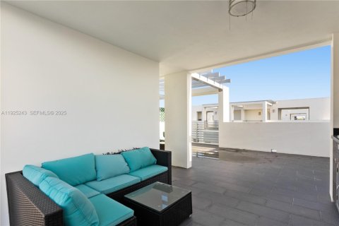 Townhouse in Doral, Florida 4 bedrooms № 2039083 - photo 17