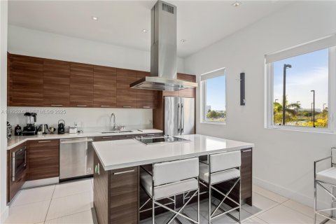 Townhouse in Doral, Florida 4 bedrooms № 2039083 - photo 12