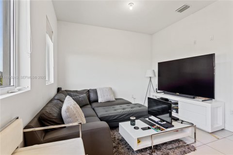 Townhouse in Doral, Florida 4 bedrooms № 2039083 - photo 13