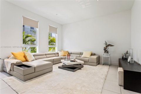 Townhouse in Doral, Florida 4 bedrooms № 2039083 - photo 8