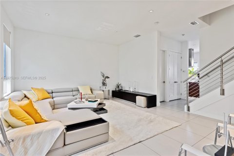Townhouse in Doral, Florida 4 bedrooms № 2039083 - photo 5