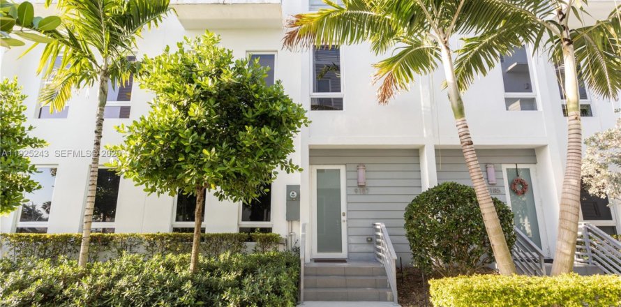 Townhouse in Doral, Florida 4 bedrooms № 2039083