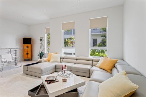 Townhouse in Doral, Florida 4 bedrooms № 2039083 - photo 6