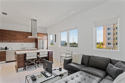 Townhouse in Doral, Florida 4 bedrooms № 2039083 - photo 14