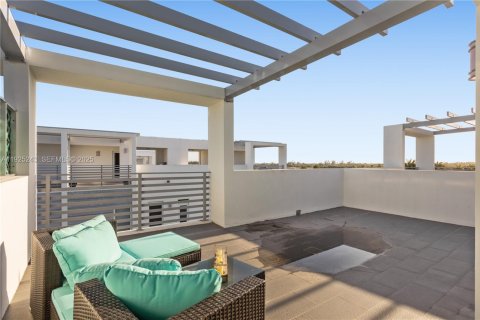 Townhouse in Doral, Florida 4 bedrooms № 2039083 - photo 18