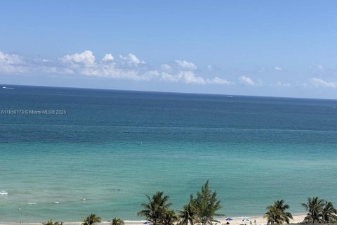 Condo in Hallandale Beach, Florida, 2 bedrooms  № 1857451 - photo 1
