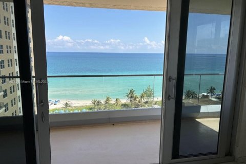 Condo in Hallandale Beach, Florida, 2 bedrooms  № 1857451 - photo 3
