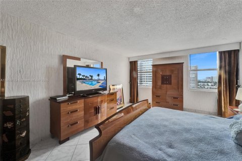 Condo in Hallandale Beach, Florida, 2 bedrooms  № 1857451 - photo 24
