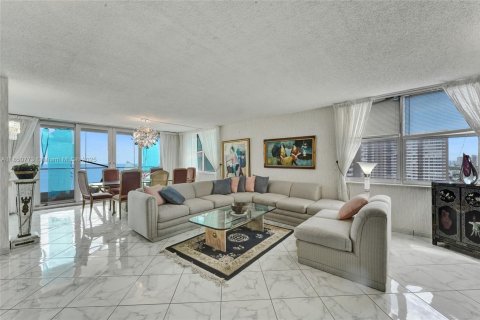 Condo in Hallandale Beach, Florida, 2 bedrooms  № 1857451 - photo 10