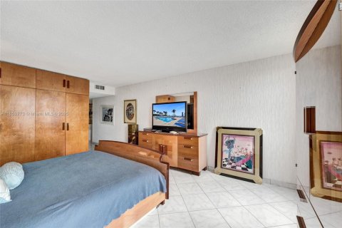 Condo in Hallandale Beach, Florida, 2 bedrooms  № 1857451 - photo 27