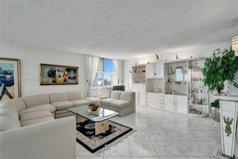 Condo in Hallandale Beach, Florida, 2 bedrooms  № 1857451 - photo 12