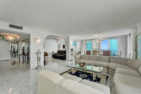 Condo in Hallandale Beach, Florida, 2 bedrooms  № 1857451 - photo 11
