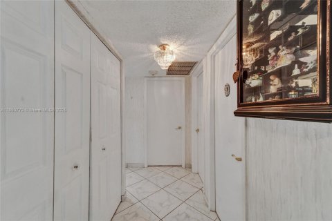 Condo in Hallandale Beach, Florida, 2 bedrooms  № 1857451 - photo 22