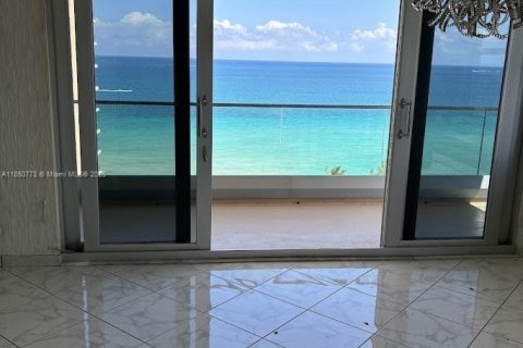 Condo in Hallandale Beach, Florida, 2 bedrooms  № 1857451 - photo 4